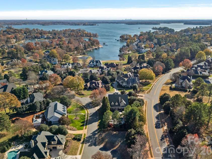 18823 Peninsula Cove Lane, Cornelius, NC 28031.  MLS# CAR4333628, YatesRealty ID 23136. 