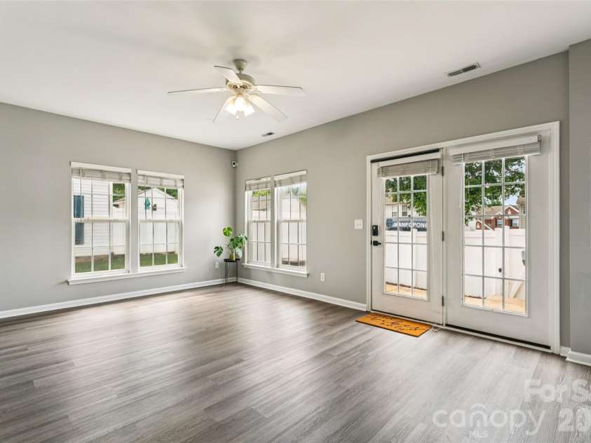 7125 Flying Scotsman Drive, Charlotte, NC 28213.  MLS# CAR4345317, YatesRealty ID 23139. 