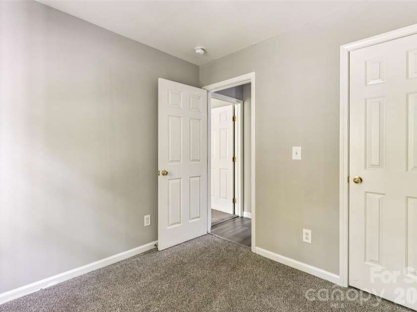 7125 Flying Scotsman Drive, Charlotte, NC 28213.  MLS# CAR4345317, YatesRealty ID 23139. 