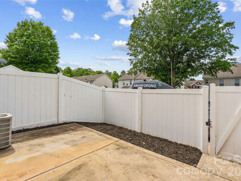 7125 Flying Scotsman Drive, Charlotte, NC 28213.  MLS# CAR4345317, YatesRealty ID 23139. 