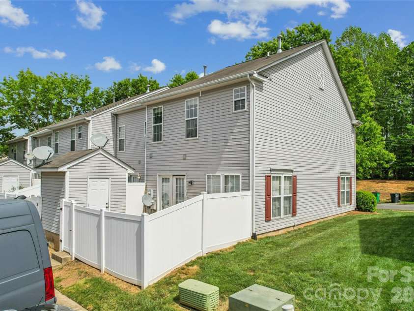 7125 Flying Scotsman Drive, Charlotte, NC 28213.  MLS# CAR4345317, YatesRealty ID 23139. 