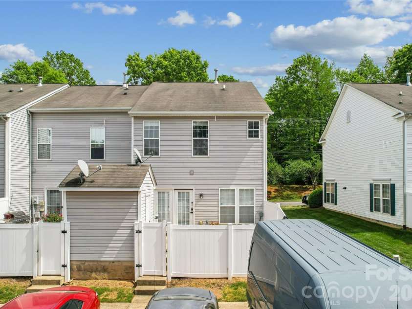 7125 Flying Scotsman Drive, Charlotte, NC 28213.  MLS# CAR4345317, YatesRealty ID 23139. 