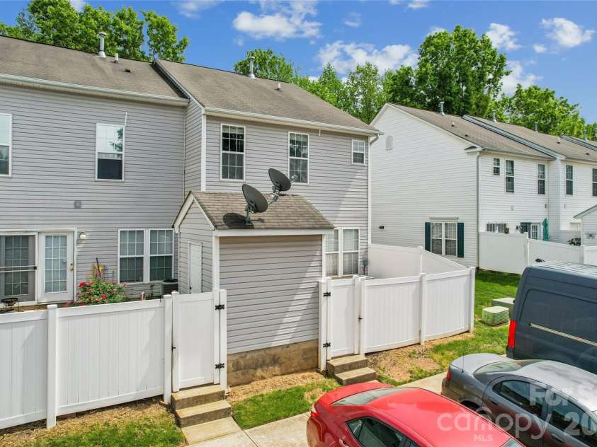 7125 Flying Scotsman Drive, Charlotte, NC 28213.  MLS# CAR4345317, YatesRealty ID 23139. 