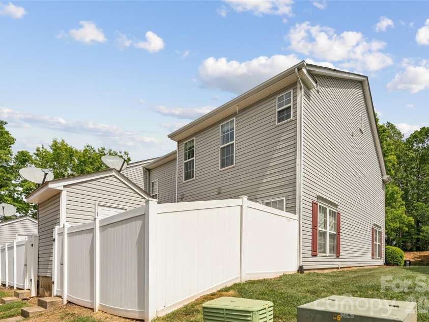 7125 Flying Scotsman Drive, Charlotte, NC 28213.  MLS# CAR4345317, YatesRealty ID 23139. 