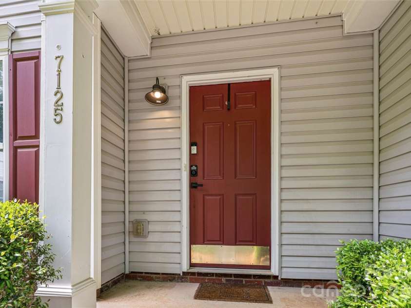 7125 Flying Scotsman Drive, Charlotte, NC 28213.  MLS# CAR4345317, YatesRealty ID 23139. 
