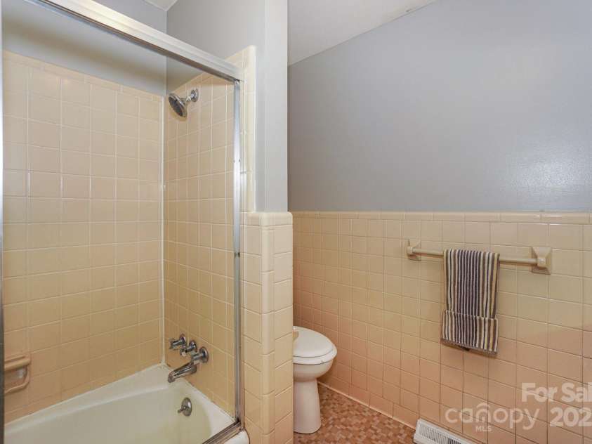 165 Fieldstone Farm Drive, Statesville, NC 28625.  MLS# CAR4272588, YatesRealty ID 23140. 