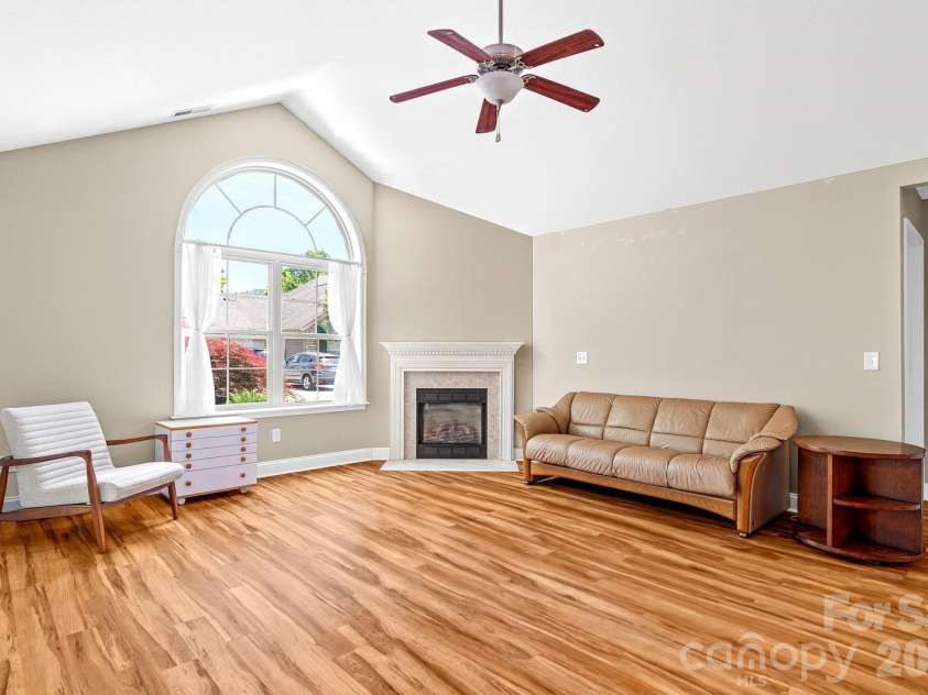 60 Mountain Meadow Circle, Weaverville, NC 28787.  MLS# CAR4382244, YatesRealty ID 23140. Open concept and vaulted ceilings.