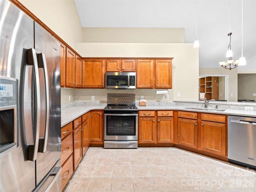 60 Mountain Meadow Circle, Weaverville, NC 28787.  MLS# CAR4382244, YatesRealty ID 23140. Stainless appliances