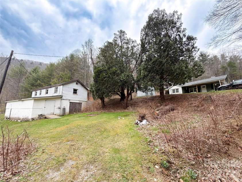 658 Upper Hanging Rock Road, Spruce Pine, NC 28777.  MLS# CAR4362146, YatesRealty ID 23142. Both Homes