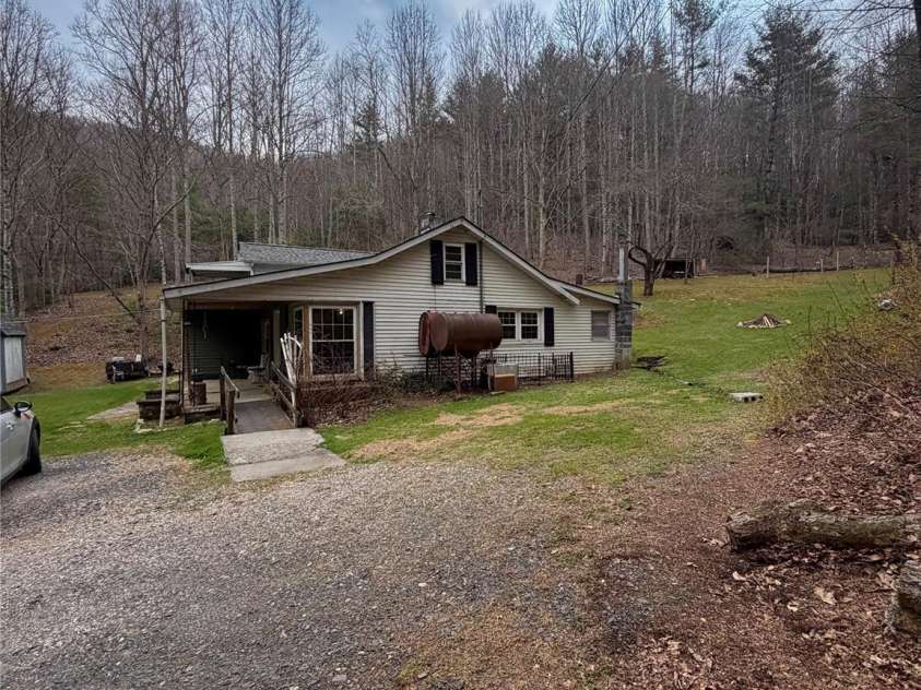 658 Upper Hanging Rock Road, Spruce Pine, NC 28777.  MLS# CAR4362146, YatesRealty ID 23142. Main House