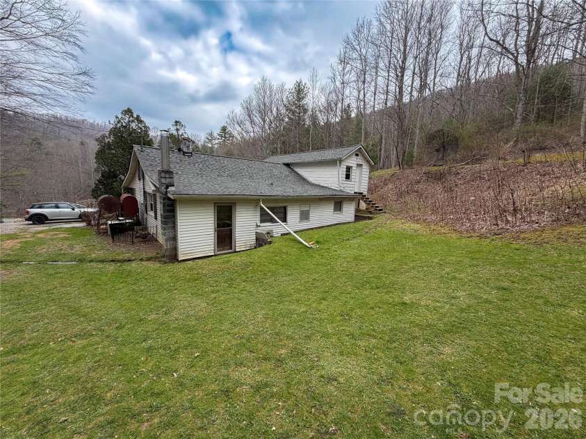 658 Upper Hanging Rock Road, Spruce Pine, NC 28777.  MLS# CAR4362146, YatesRealty ID 23142. Main House