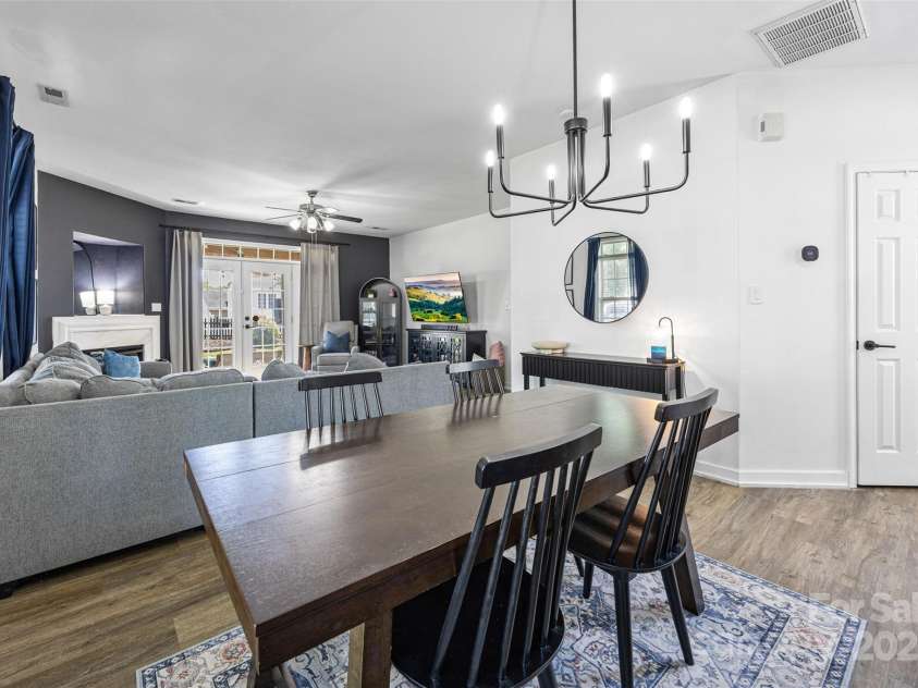 6107 Raisin Tree Lane, Charlotte, NC 28215.  MLS# CAR4260682, YatesRealty ID 23143. 