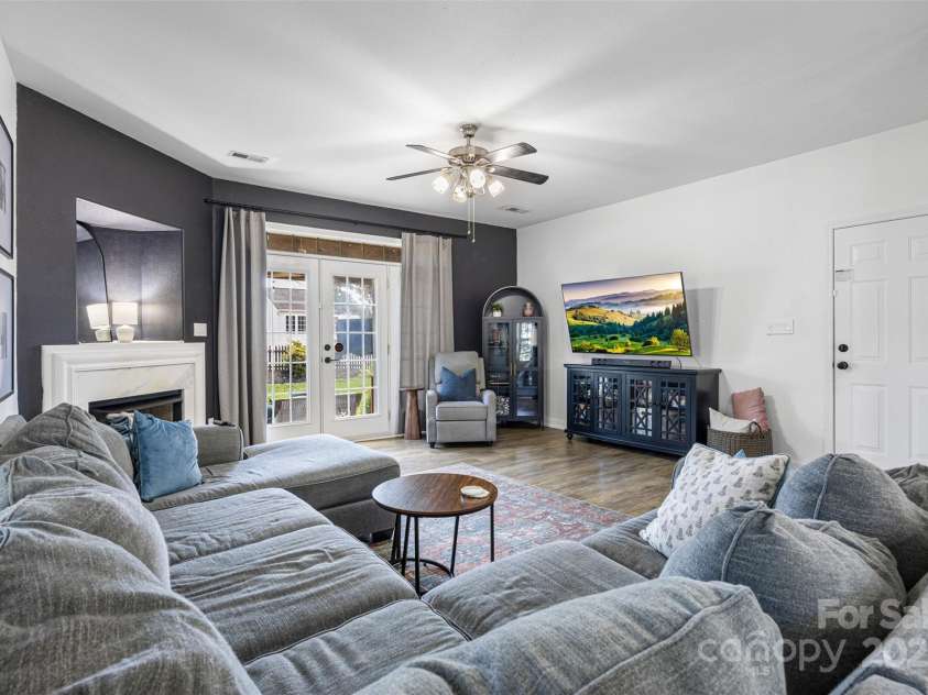 6107 Raisin Tree Lane, Charlotte, NC 28215.  MLS# CAR4260682, YatesRealty ID 23143. 