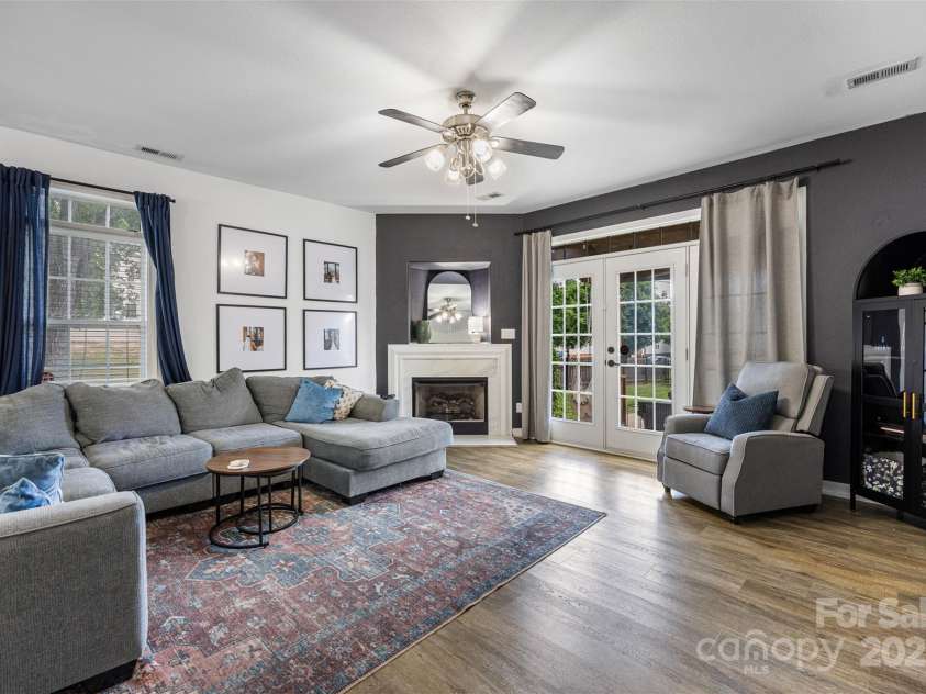 6107 Raisin Tree Lane, Charlotte, NC 28215.  MLS# CAR4260682, YatesRealty ID 23143. 