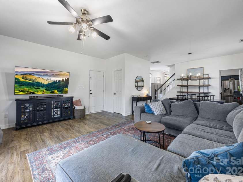 6107 Raisin Tree Lane, Charlotte, NC 28215.  MLS# CAR4260682, YatesRealty ID 23143. 