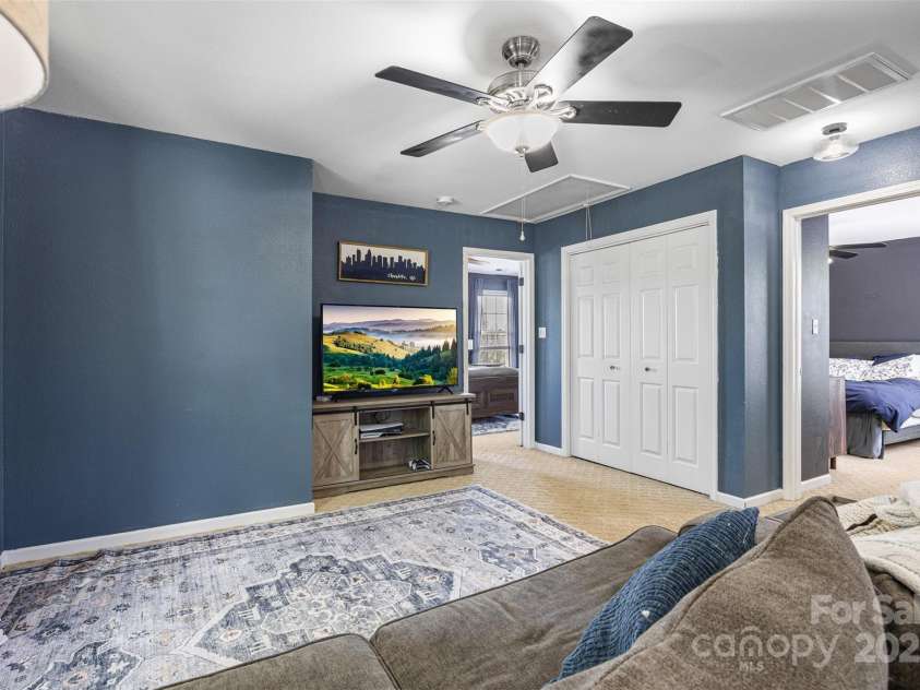 6107 Raisin Tree Lane, Charlotte, NC 28215.  MLS# CAR4260682, YatesRealty ID 23143. 