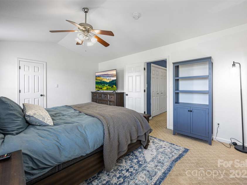 6107 Raisin Tree Lane, Charlotte, NC 28215.  MLS# CAR4260682, YatesRealty ID 23143. 