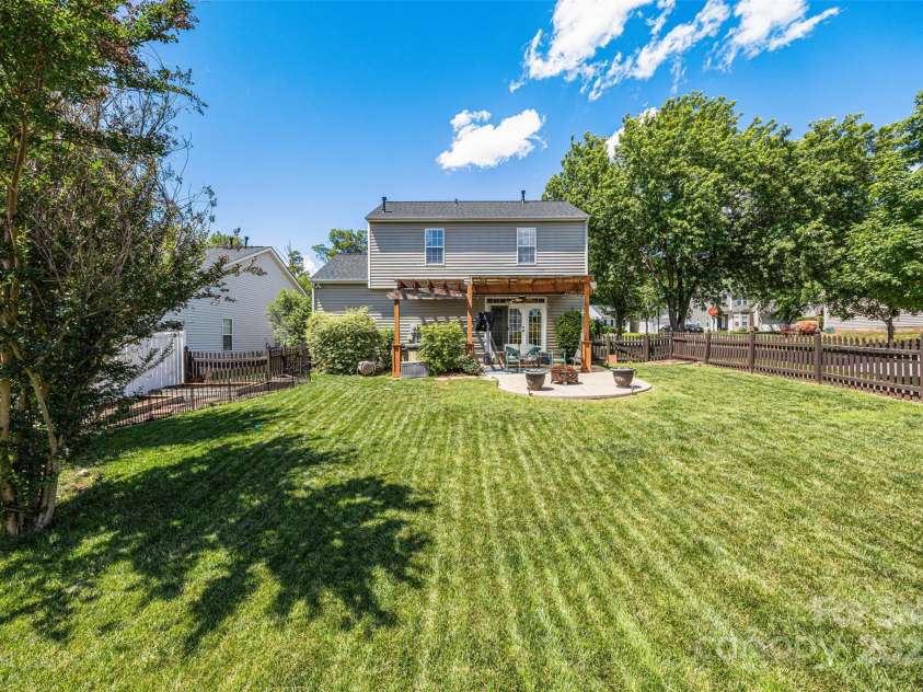 6107 Raisin Tree Lane, Charlotte, NC 28215.  MLS# CAR4260682, YatesRealty ID 23143. 