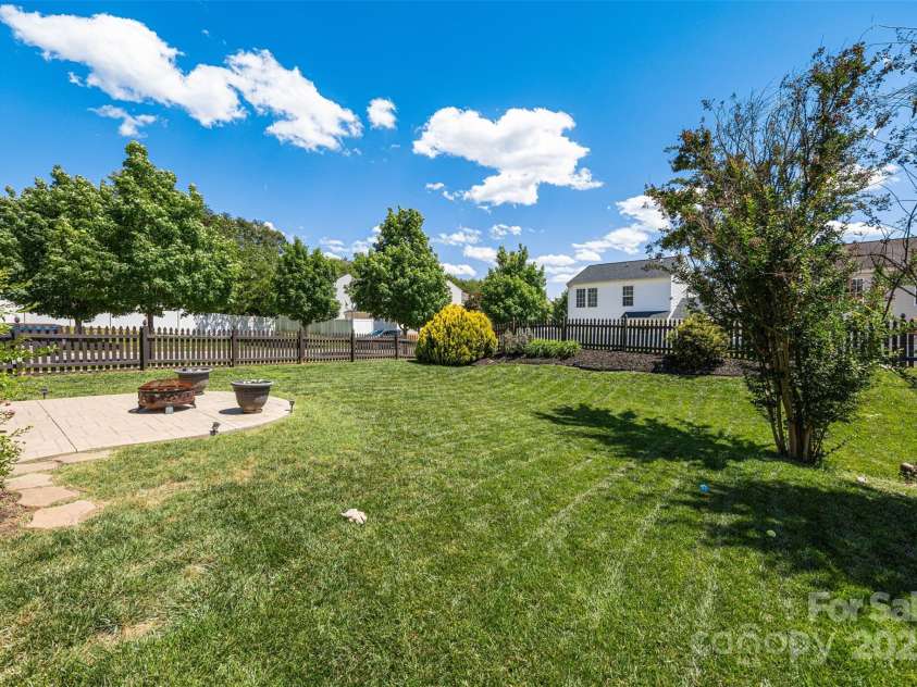 6107 Raisin Tree Lane, Charlotte, NC 28215.  MLS# CAR4260682, YatesRealty ID 23143. 