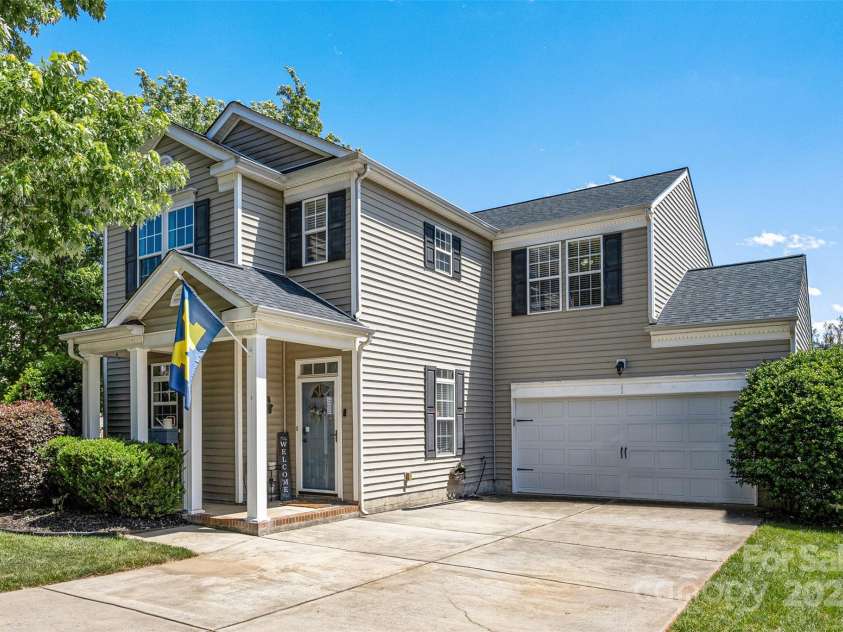 6107 Raisin Tree Lane, Charlotte, NC 28215.  MLS# CAR4260682, YatesRealty ID 23143. Spacious corner lot, two car garage!