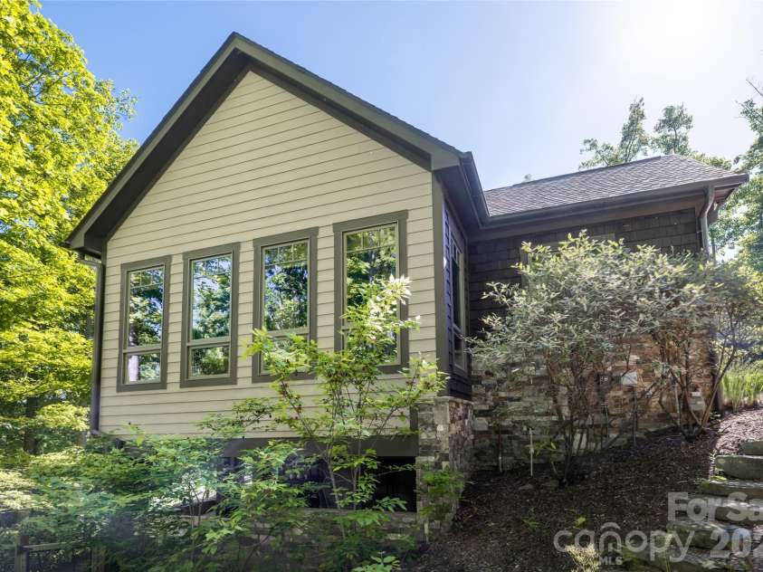 2 Cherokee Orchard Court, Fairview, NC 28730.  MLS# CAR4382110, YatesRealty ID 23144. 