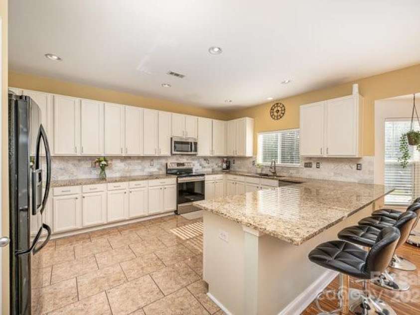 9018 Seamill Road, Charlotte, NC 28278.  MLS# CAR4231244, YatesRealty ID 23144. 