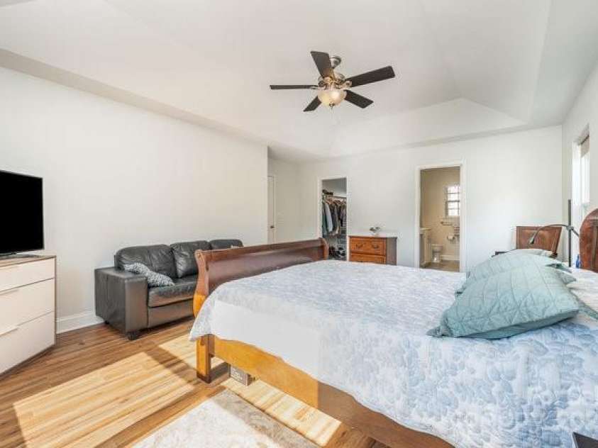 9018 Seamill Road, Charlotte, NC 28278.  MLS# CAR4231244, YatesRealty ID 23144. 