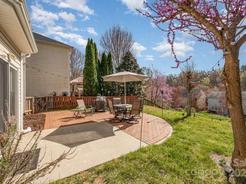 9018 Seamill Road, Charlotte, NC 28278.  MLS# CAR4231244, YatesRealty ID 23144. 