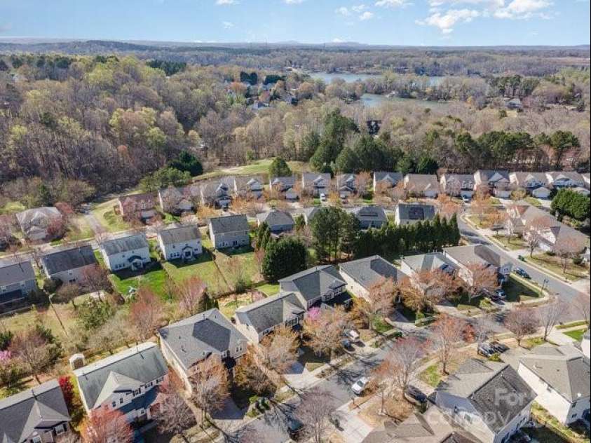 9018 Seamill Road, Charlotte, NC 28278.  MLS# CAR4231244, YatesRealty ID 23144. 