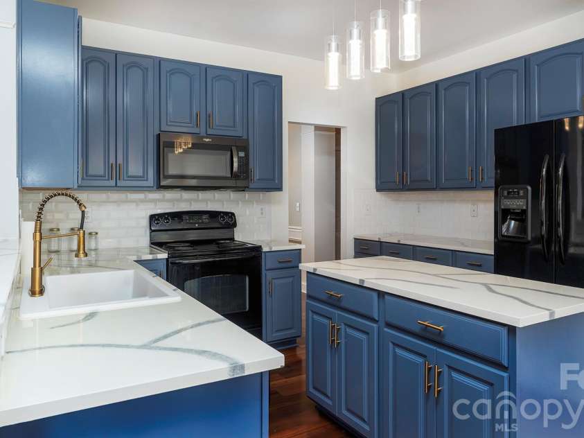 16731 Macanthra Drive, Charlotte, NC 28213.  MLS# CAR4370556, YatesRealty ID 23145. 