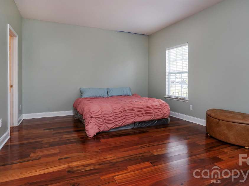 16731 Macanthra Drive, Charlotte, NC 28213.  MLS# CAR4370556, YatesRealty ID 23145. 