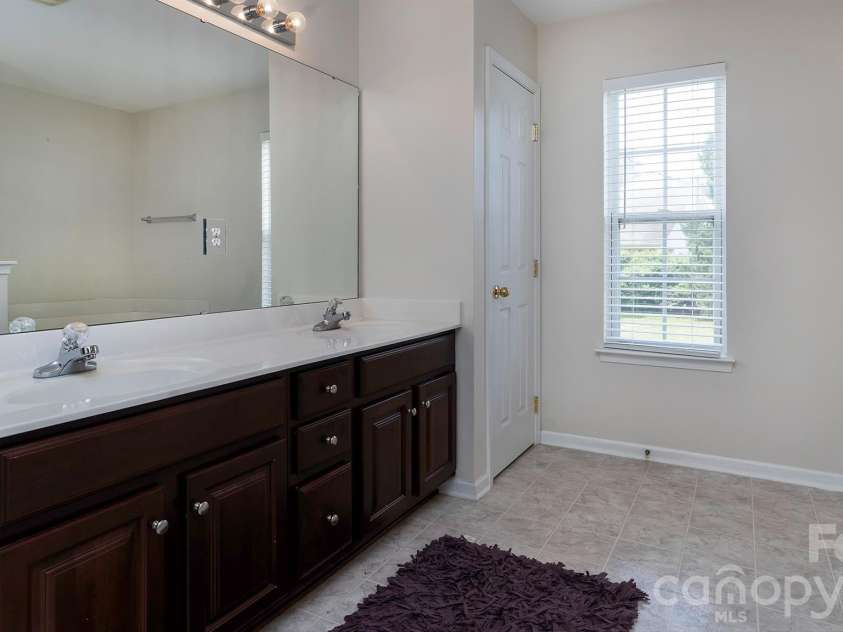 16731 Macanthra Drive, Charlotte, NC 28213.  MLS# CAR4370556, YatesRealty ID 23145. 