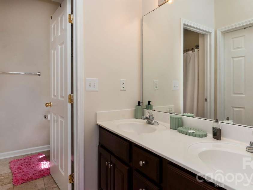 16731 Macanthra Drive, Charlotte, NC 28213.  MLS# CAR4370556, YatesRealty ID 23145. 