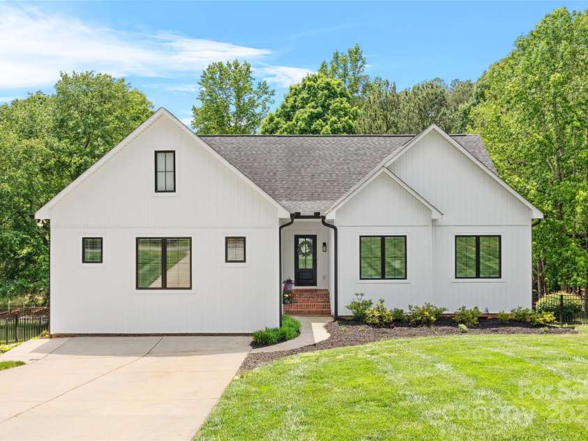 184 Quiet Cove Road, Mooresville, NC 28117.  MLS# CAR4254667, YatesRealty ID 23145. 