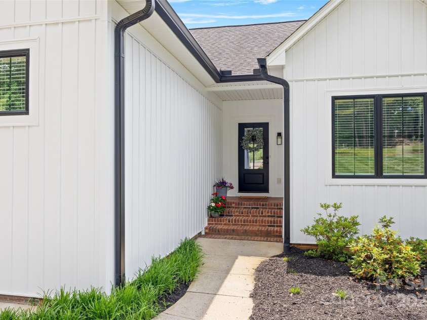 184 Quiet Cove Road, Mooresville, NC 28117.  MLS# CAR4254667, YatesRealty ID 23145. 