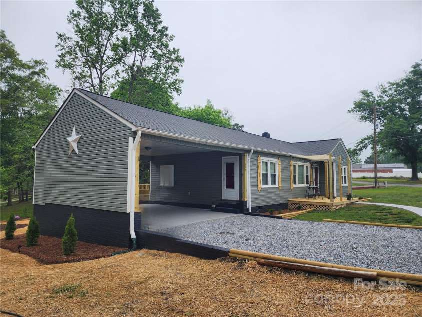501 Hawthorne Street, Mount Holly, NC 28120.  MLS# CAR4250572, YatesRealty ID 23146. 