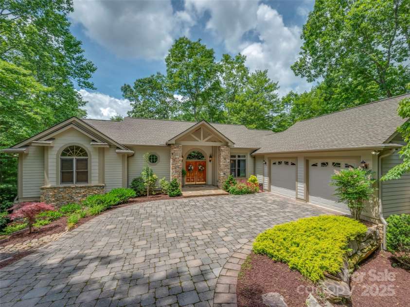 206 Tom Fazio Trace, Hendersonville, NC 28739.  MLS# CAR4274097, YatesRealty ID 23148. 