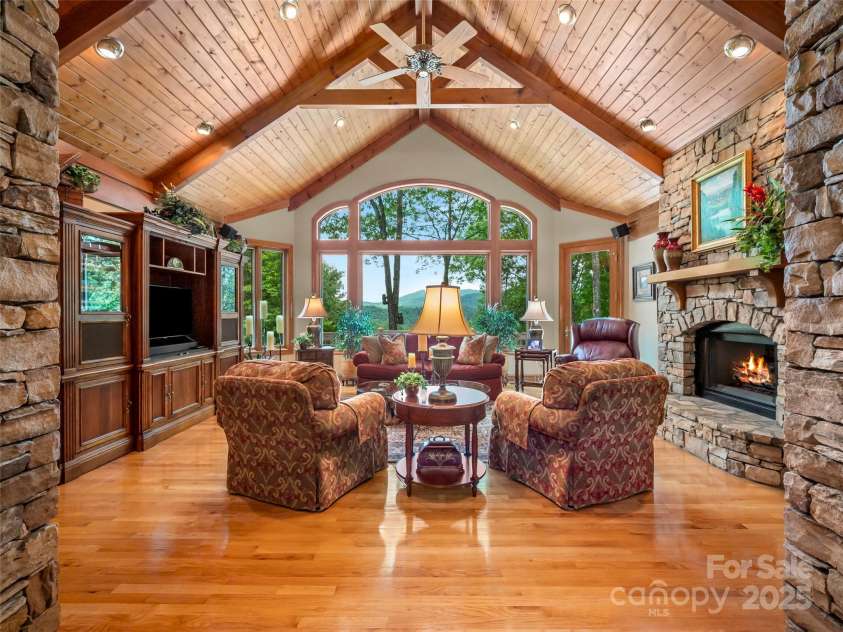 206 Tom Fazio Trace, Hendersonville, NC 28739.  MLS# CAR4274097, YatesRealty ID 23148. 