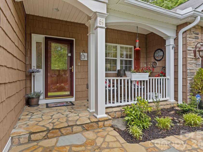 69 Old Pasture Way, Hendersonville, NC 28739.  MLS# CAR4380767, YatesRealty ID 23148. 