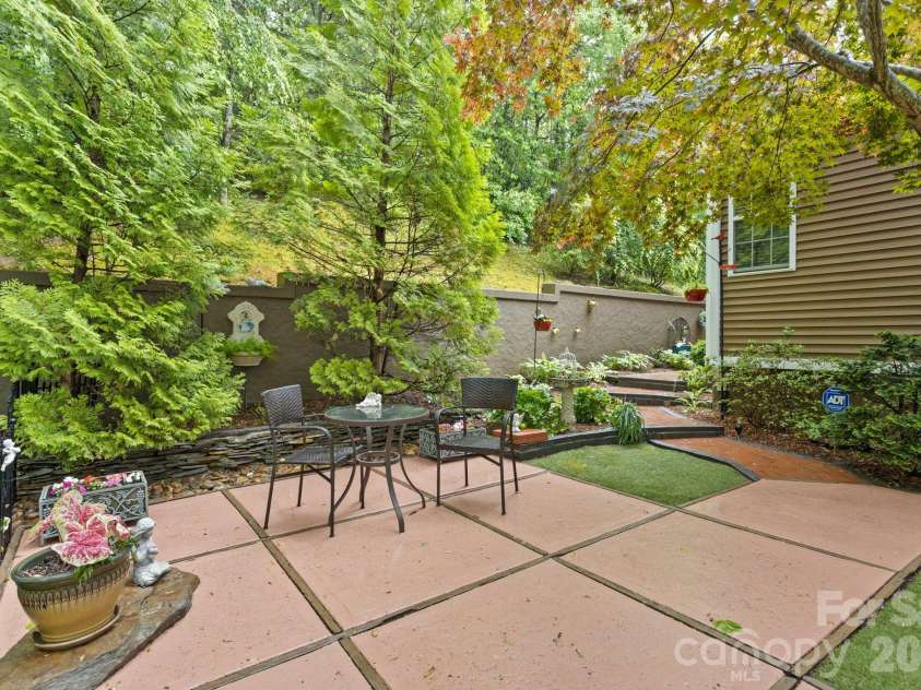 69 Old Pasture Way, Hendersonville, NC 28739.  MLS# CAR4380767, YatesRealty ID 23148. 