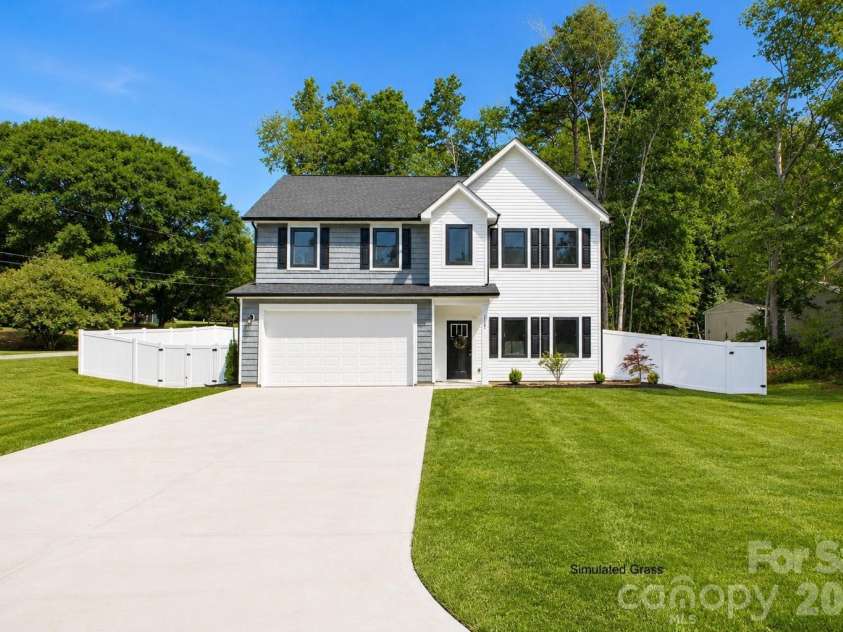 4147 2nd Street, Hickory, NC 28601.  MLS# CAR4416601, YatesRealty ID 23149. 
