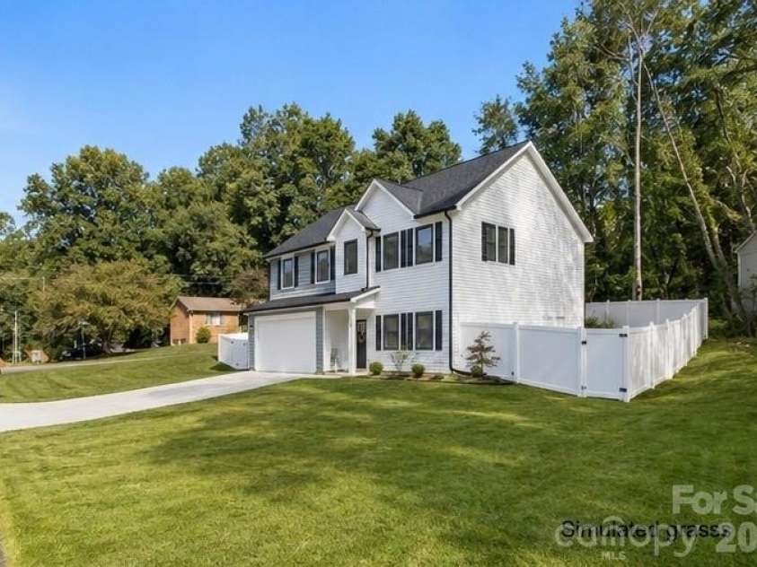 4147 2nd Street, Hickory, NC 28601.  MLS# CAR4416601, YatesRealty ID 23149. 