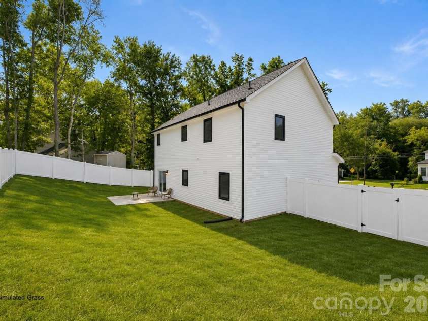 4147 2nd Street, Hickory, NC 28601.  MLS# CAR4416601, YatesRealty ID 23149. 