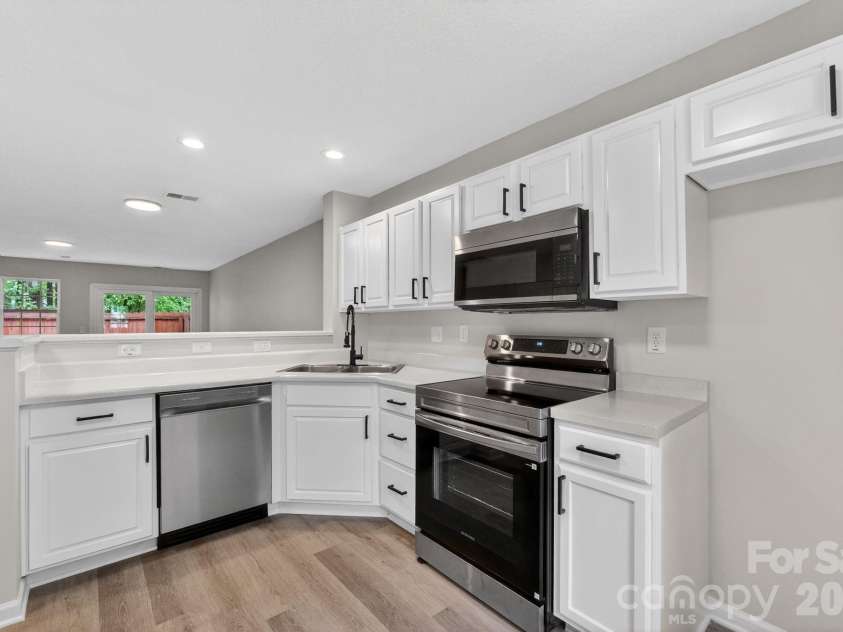6762 Cypress Tree Lane, Charlotte, NC 28215.  MLS# CAR4379503, YatesRealty ID 23151. 