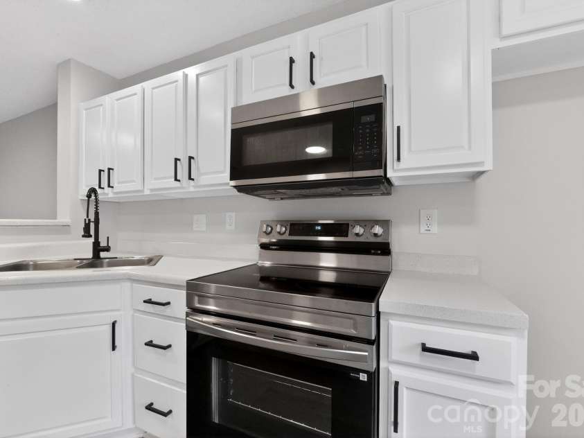 6762 Cypress Tree Lane, Charlotte, NC 28215.  MLS# CAR4379503, YatesRealty ID 23151. 