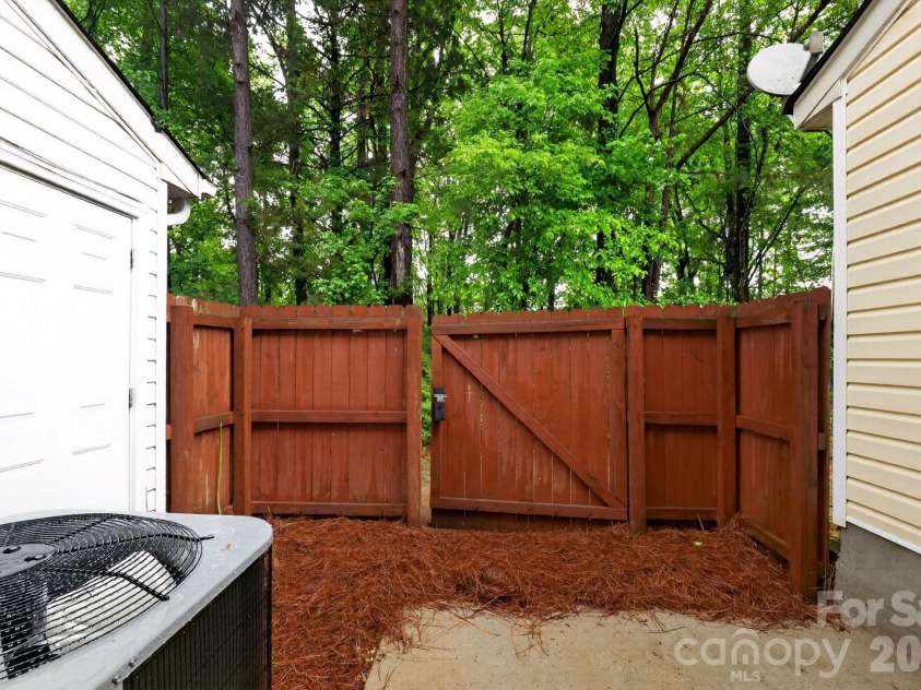 6762 Cypress Tree Lane, Charlotte, NC 28215.  MLS# CAR4379503, YatesRealty ID 23151. 