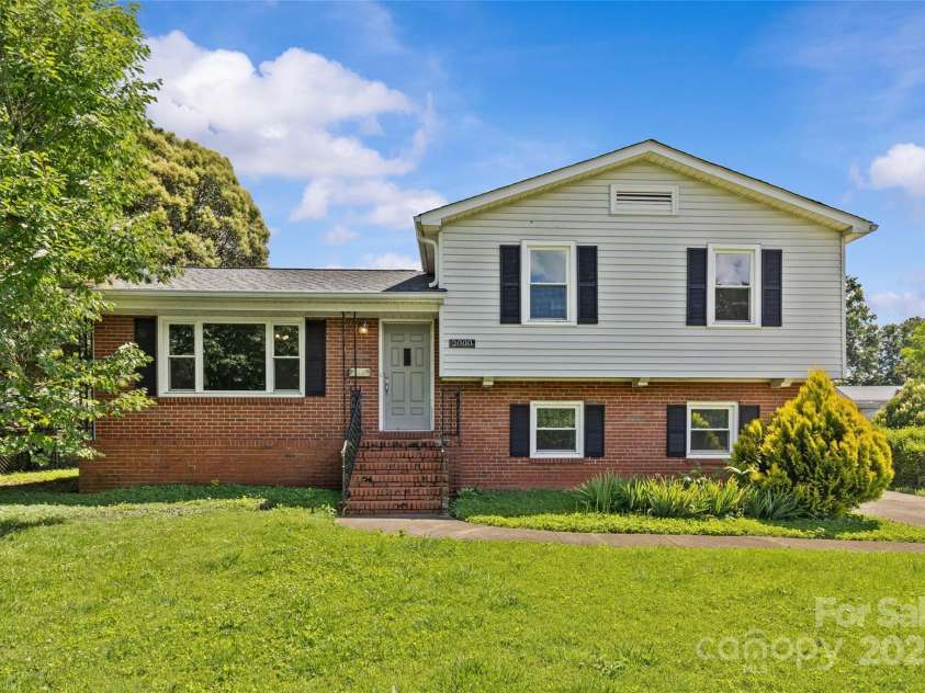 2000 Townsend Avenue, Charlotte, NC 28205.  MLS# CAR4269997, YatesRealty ID 23154. 