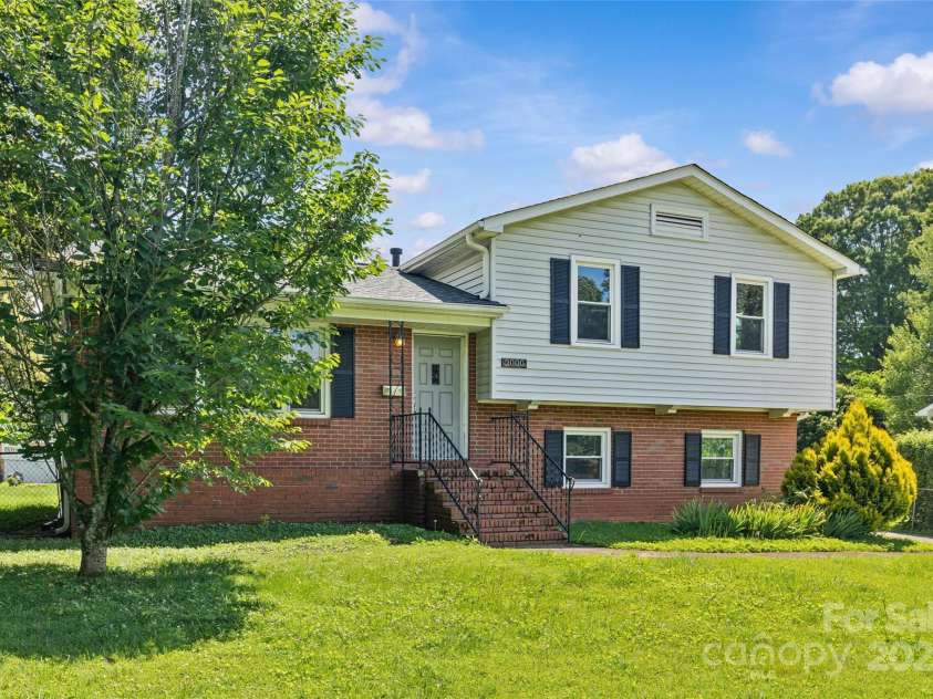 2000 Townsend Avenue, Charlotte, NC 28205.  MLS# CAR4269997, YatesRealty ID 23154. 