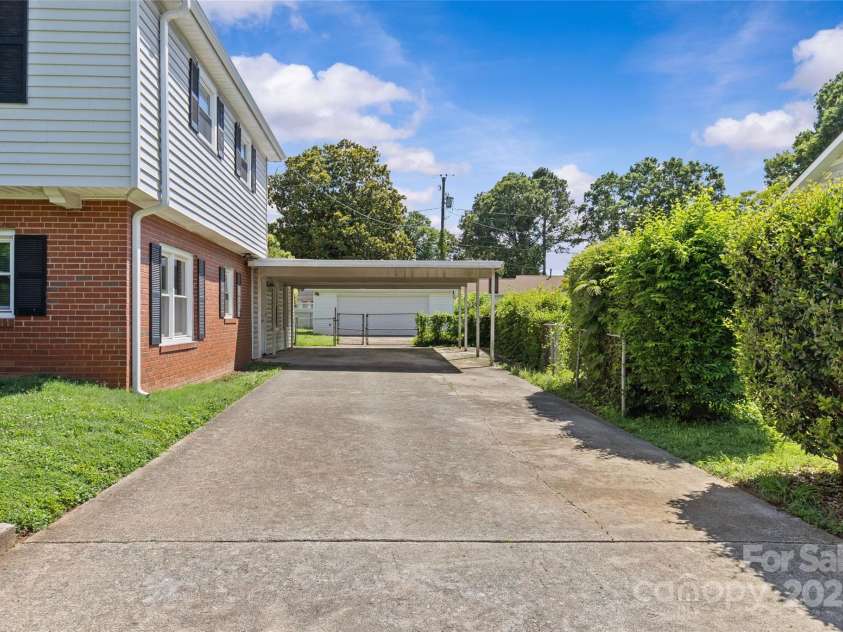 2000 Townsend Avenue, Charlotte, NC 28205.  MLS# CAR4269997, YatesRealty ID 23154. 