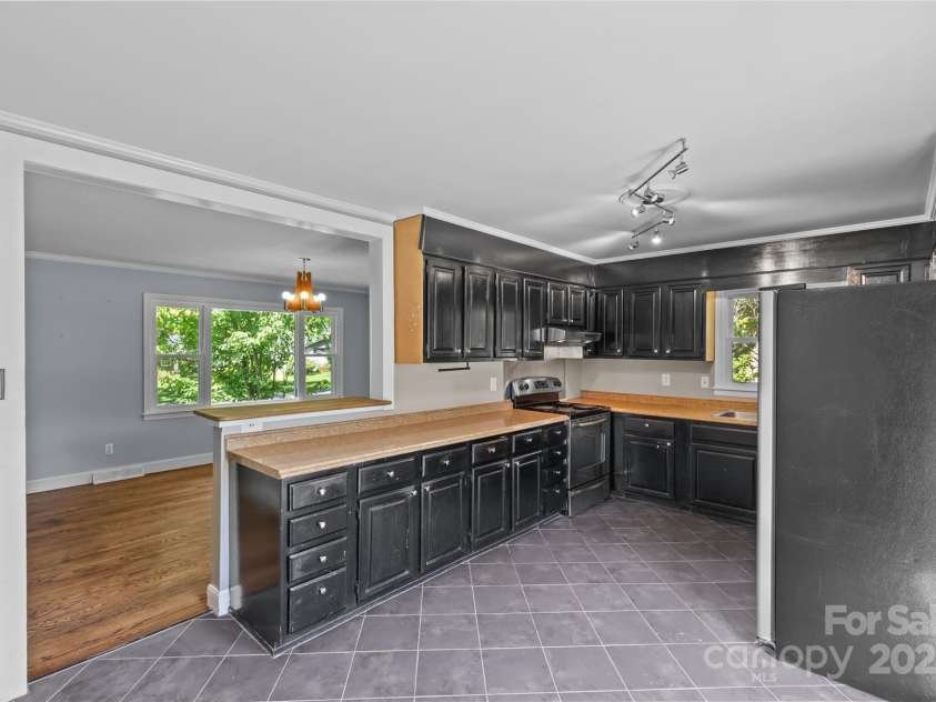 2000 Townsend Avenue, Charlotte, NC 28205.  MLS# CAR4269997, YatesRealty ID 23154. 